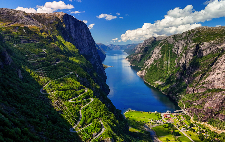 Serpentinen des Lysebotn-Passes in der Nähe des Kjerag-Berges am Lysefjord, Norwegen
