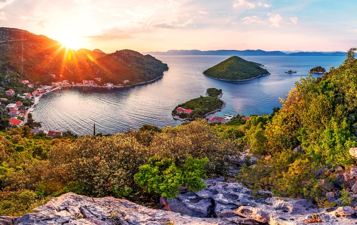 Panoramablick und Sonnenuntergangbild von Prozurska luka in Insel Mljet in Kroatien